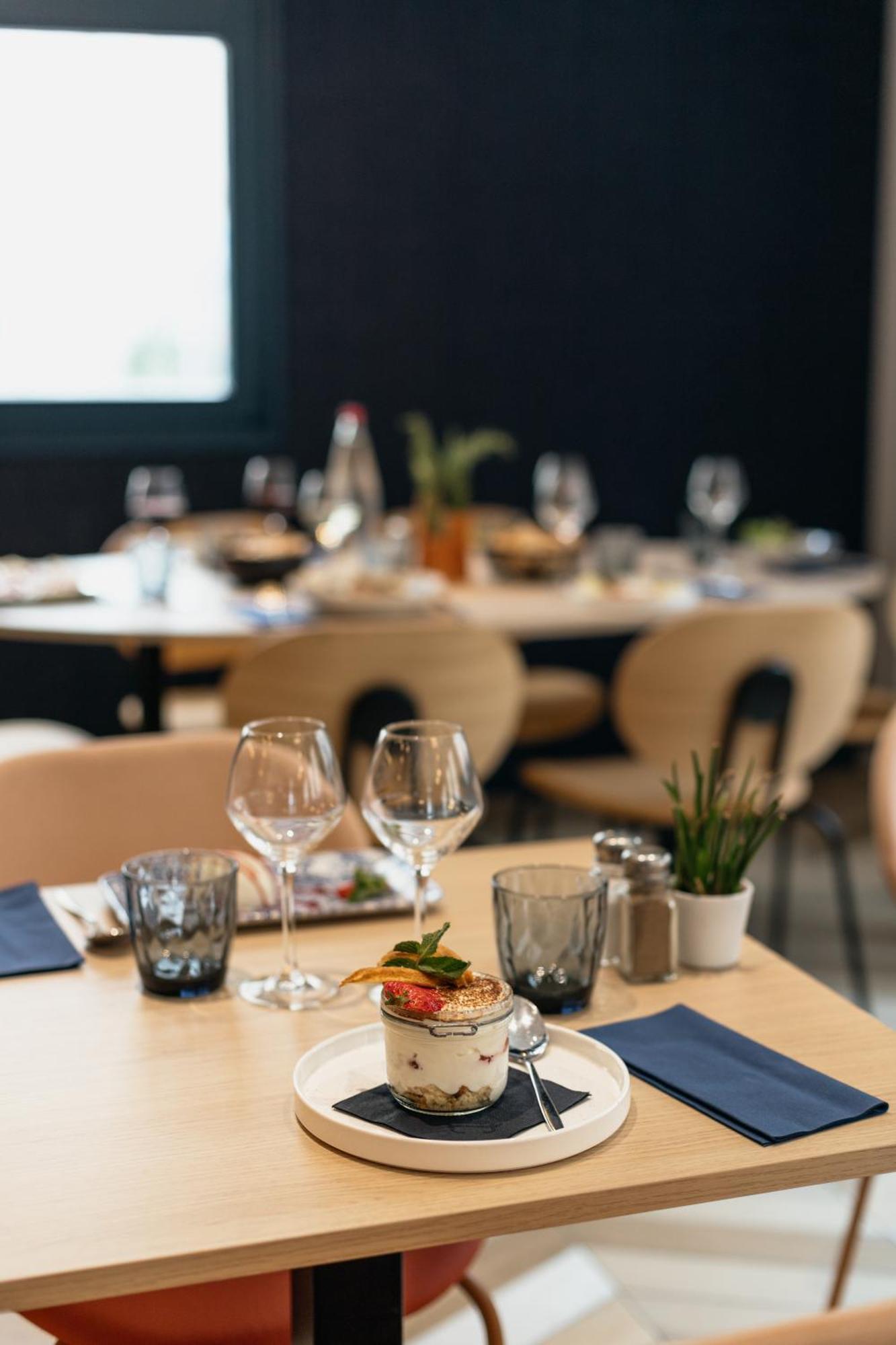 Kyriad Metz Centre - Restaurant Moze Esterno foto